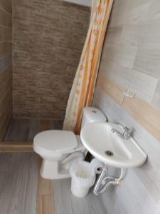 a bathroom with a toilet and a sink at Alojamiento la esmeralda in Puerto Triunfo