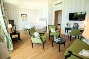 Hôtel Des Trois Couronnes & Spa - The Leading Hotels of the World的电视和/或娱乐中心