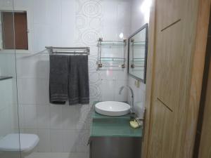 La petite salle de bains est pourvue d'un lavabo et de toilettes. dans l'établissement Beautiful appartment with a glorious sea view, à Monastir
