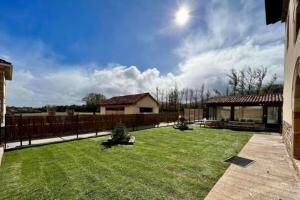 a yard with a fence and a house at Las Casonas de Don Pedro in Reinosa