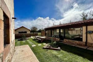 a backyard with a picnic table and a house at Las Casonas de Don Pedro in Reinosa