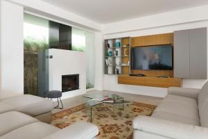 A television and/or entertainment centre at Meravilla