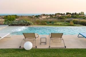 The swimming pool at or close to Meravilla
