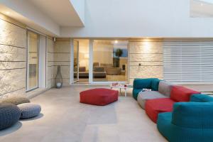 A seating area at Meravilla