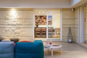 A seating area at Meravilla