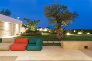 A seating area at Meravilla