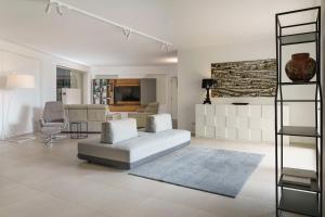A seating area at Meravilla