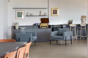 A seating area at Meravilla