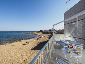 balcone con tavolo e sedie sulla spiaggia di Rifugio a Mare a Calabernardo
