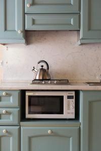 a microwave oven sitting on top of a kitchen counter at Rialto in Venice