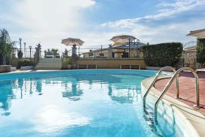 una gran piscina de agua azul en Villa Carolina, en San Corrado di Fuori