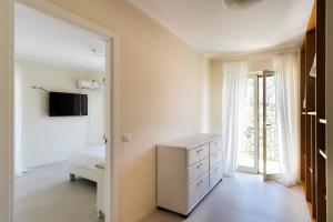 Televízia a/alebo spoločenská miestnosť v ubytovaní Villa Giutitta