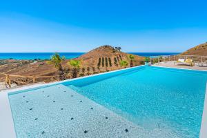 una piscina con el océano en el fondo en Villa Domizia, en Montallegro