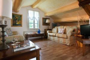 a living room with a couch and a table at Rialto in Venice