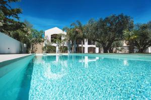 een zwembad met blauw water voor een huis bij Casa Marsala in Marsala