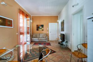 een woonkamer met een bank en een glazen tafel bij Casa Marsala in Marsala
