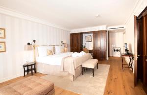 Hôtel Des Trois Couronnes & Spa - The Leading Hotels of the World客房内的一张或多张床位