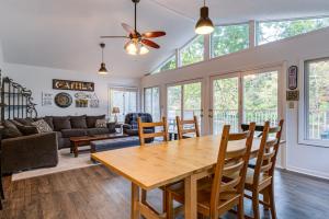 uma sala de jantar e sala de estar com mesa e cadeiras em Riverfront Brookston Retreat with Deck and River Tubes 