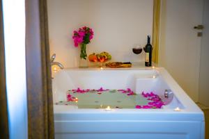Kylpyhuone majoituspaikassa Bloomtalya Hotel