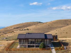 une maison sur le flanc d'une colline dans l'établissement Vila Cigota Zlatibor, à Zlatibor