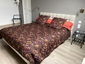 Ένα ή περισσότερα κρεβάτια σε δωμάτιο στο AU COEUR DU VIGNOBLE BOURGUIGNON ET DES MARANGES