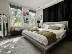 Cama o camas de una habitación en Stylish Wicker Park Home