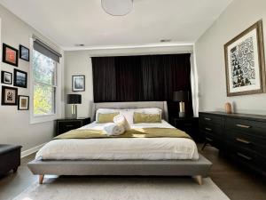 Een bed of bedden in een kamer bij Stylish Wicker Park Home