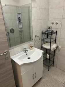 ein Bad mit einem Waschbecken und einem Spiegel in der Unterkunft La Rosa di Verona in Verona