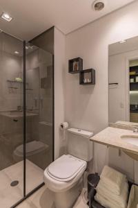 y baño con aseo, ducha y lavamanos. en HUX - Anora Spaces Pinheiros - Residenciais, en São Paulo