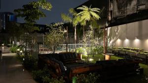 un jardín por la noche con un sofá en el patio en HUX - Anora Spaces Pinheiros - Residenciais, en São Paulo