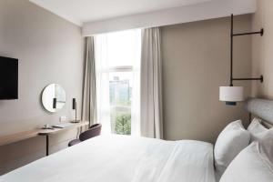 Letto o letti in una camera di Tapestry by Hilton Ambasciatori Hotel