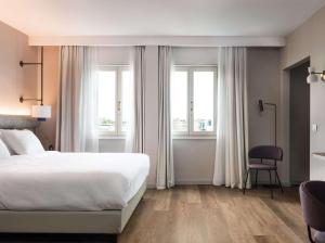 Letto o letti in una camera di Tapestry by Hilton Ambasciatori Hotel
