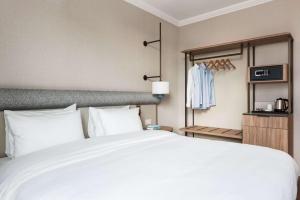 Letto o letti in una camera di Tapestry by Hilton Ambasciatori Hotel