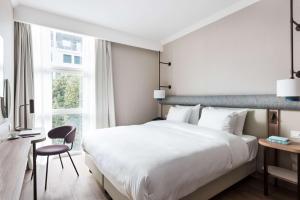 Letto o letti in una camera di Tapestry by Hilton Ambasciatori Hotel