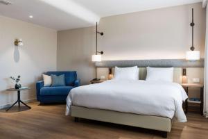 Letto o letti in una camera di Tapestry by Hilton Ambasciatori Hotel