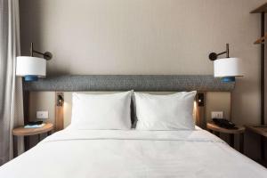 Letto o letti in una camera di Tapestry by Hilton Ambasciatori Hotel