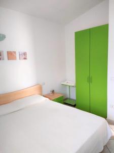 Giường trong phòng chung tại Affittimoderni Santa Maria Coghinas - MACO01