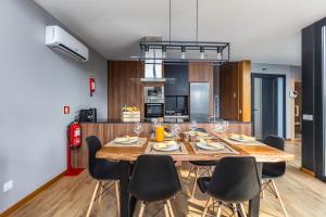 eine Küche und ein Esszimmer mit einem Holztisch und Stühlen in der Unterkunft Casas de Bouro 3 in Terras de Bouro