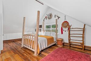 Säng eller sängar i ett rum på Hudson Valley Magical Converted Barn & Pool