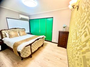 a bedroom with green sliding doors and a bed at 海の眺め/プール付き/炭火BBQ(雨でも可能)/まるまる貸切別荘/最大13名/名勝千畳敷・三段壁近く in Shirahama +78 photos