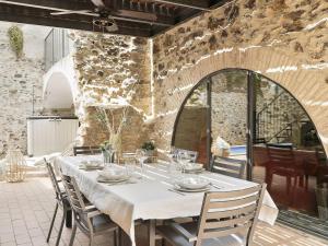 comedor con mesa y sillas en Belvilla by OYO Holiday home in Garriguella, en Garriguella