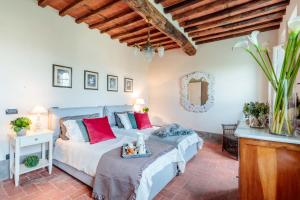 Ένα ή περισσότερα κρεβάτια σε δωμάτιο στο Villa Brunetta, Discover your Modern but Traditional Villa in Lucca