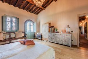 Postel nebo postele na pokoji v ubytování Villa Alice, panoramic stone farmhouse to sleep 10 + 75 fotografií
