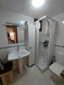 a bathroom with a shower and a sink and a toilet at Apartamento, piscina y playa in Grao de Castellón