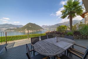スルツァーノにあるXIO HOMEの水辺の景色を望むパティオ(テーブル、椅子付)