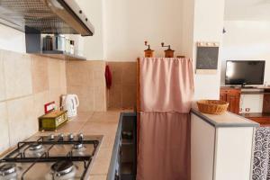 a kitchen with a refrigerator and a stove in it at Caligo Appartamento incantevole a due passi dal mare in Bordighera +8 photos