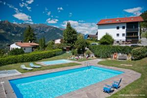 een zwembad voor een huis bij Ferienwohnung Spiess in Merano