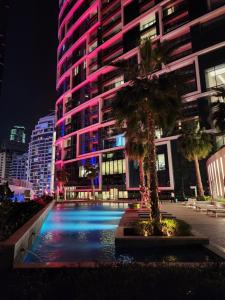 un grand bâtiment avec un palmier devant lui dans l'établissement The Star @ Address Beach Residence, à Dubaï