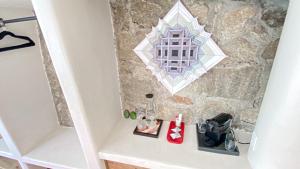 een badkamer met een plank met schoenen en een spiegel bij Villa Aikia (Adults Suites A/C) in Zipolite
