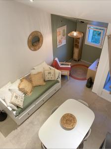 een woonkamer met een bank en een tafel bij SanCiprianu à 5minutes de la plage in Lecci